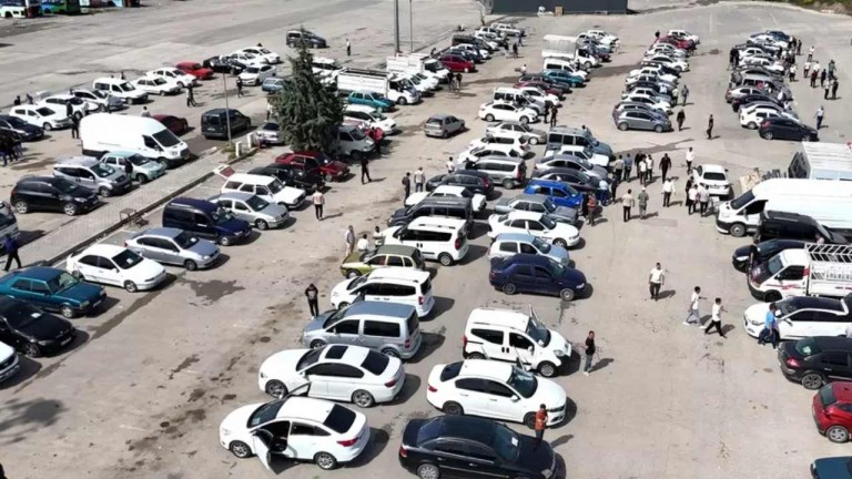 Oto Pazarında Şok! '750 Binlik Aracı 500 Bine Çektim, Alan Yok!' Fiyatlar Düştü mü, Alıcılar Neden Bekliyor?